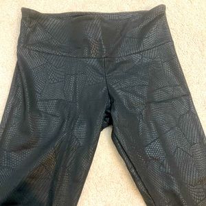 Onzie snake print, shiny black leggings
